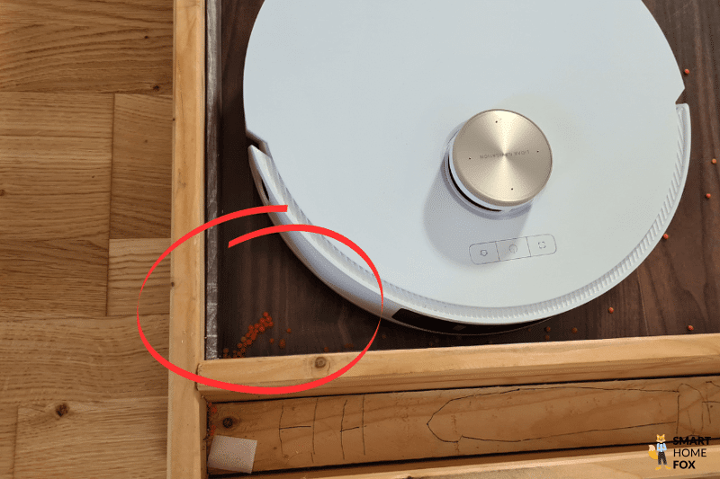 Der Dreame L20 Ultra reinigt in einer Ecke.